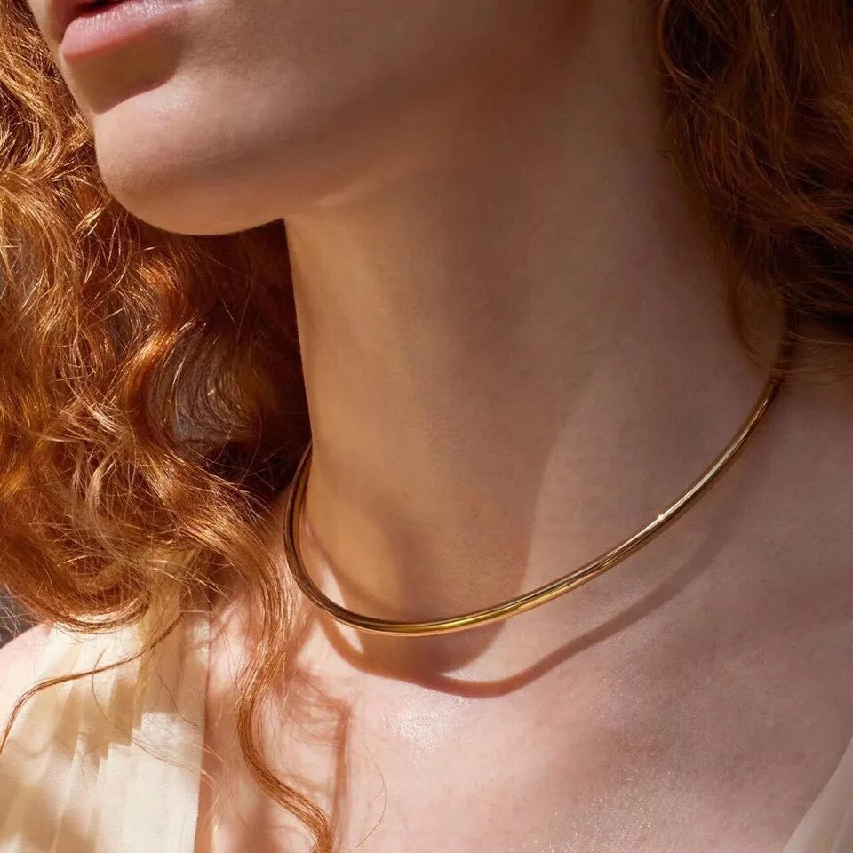 Rigid choker necklace Gold