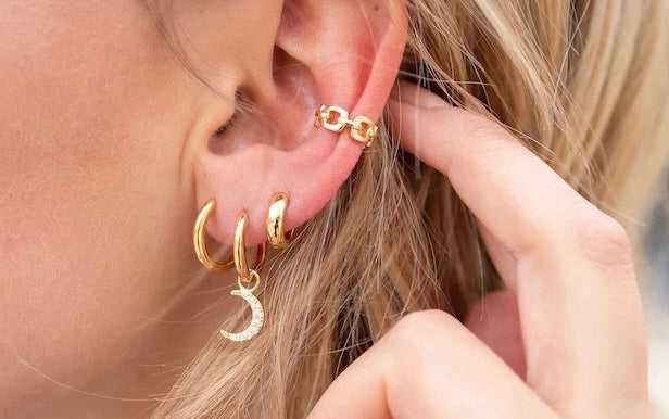 Chained earcuff gold