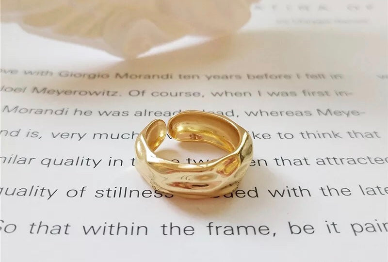 Crumbled thick ring gold